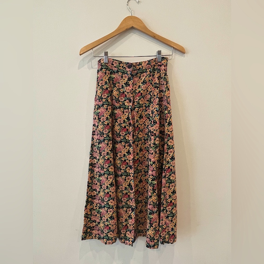 Cute floral printed cotton skirt with buttons.
